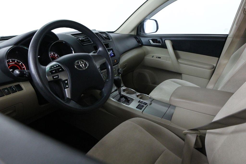 Toyota Highlander FWD 4dr V6 Base (Natl) 2011
