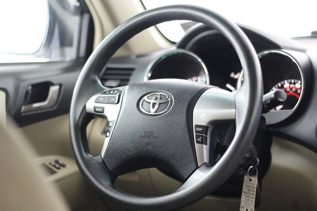 Toyota Highlander FWD 4dr V6 Base (Natl) 2011