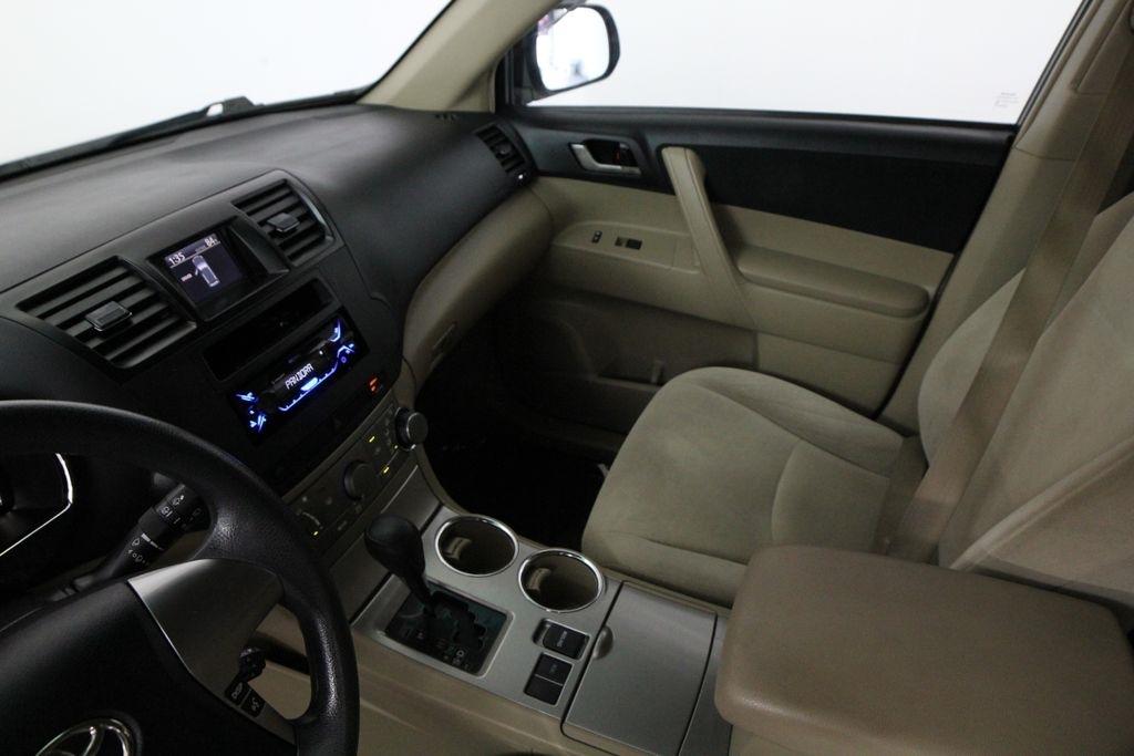 Toyota Highlander FWD 4dr V6 Base (Natl) 2011