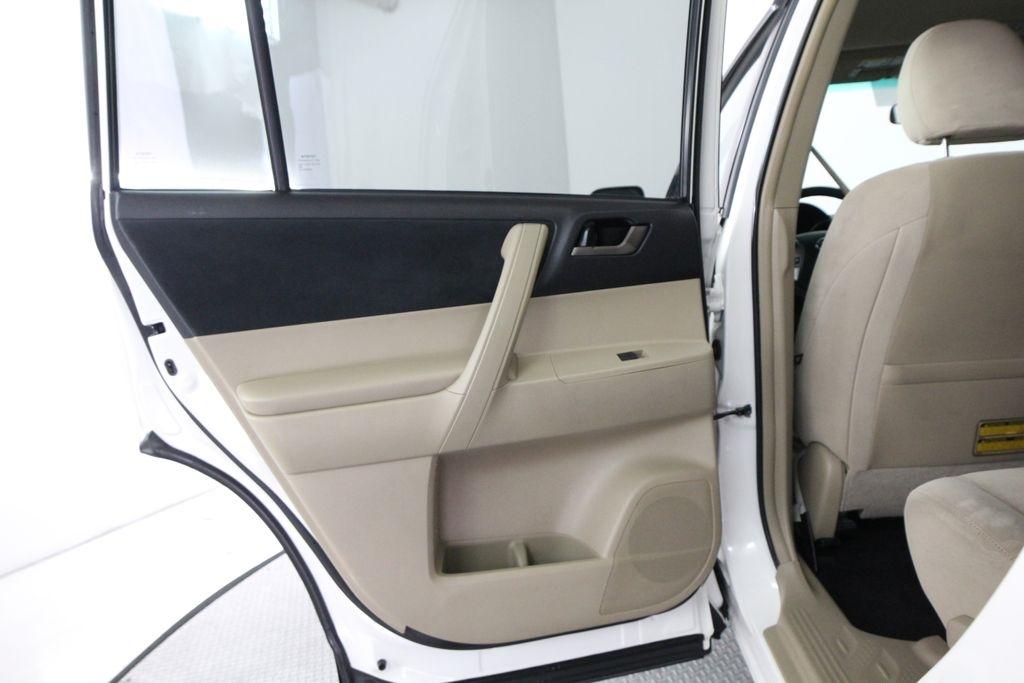 Toyota Highlander FWD 4dr V6 Base (Natl) 2011