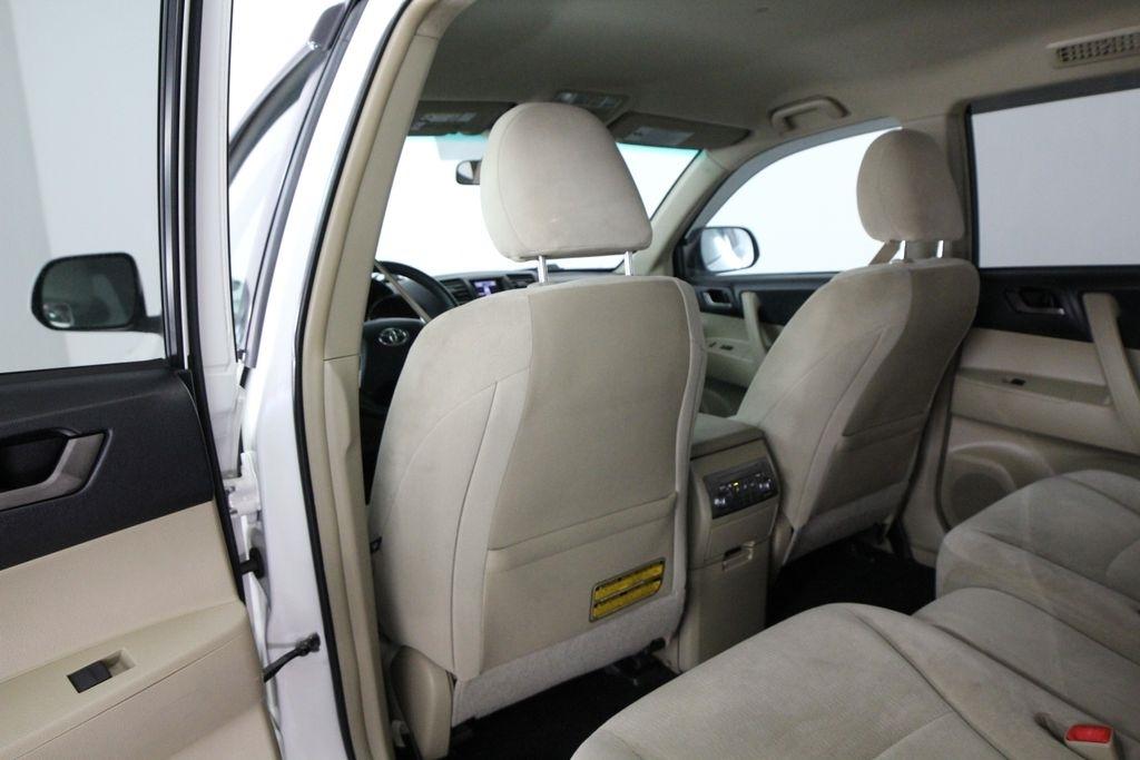Toyota Highlander FWD 4dr V6 Base (Natl) 2011