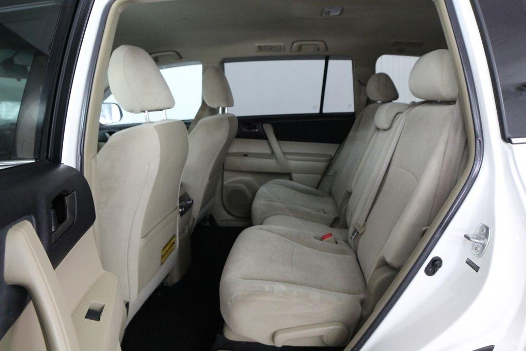 Toyota Highlander FWD 4dr V6 Base (Natl) 2011