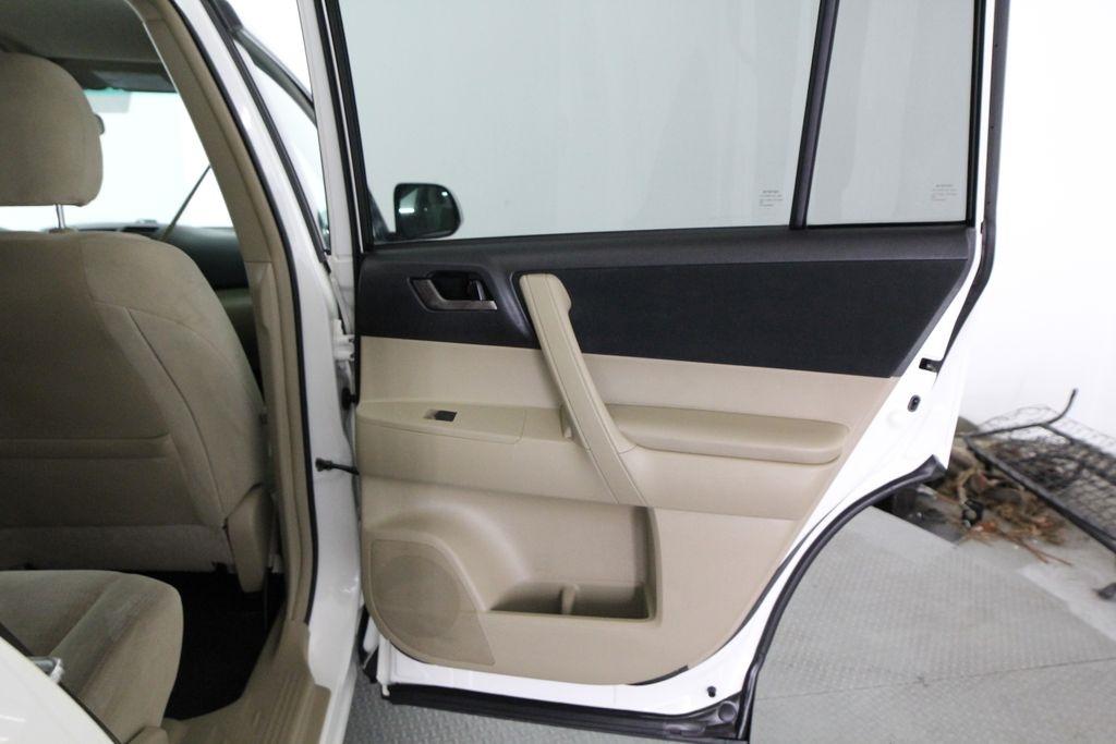 Toyota Highlander FWD 4dr V6 Base (Natl) 2011