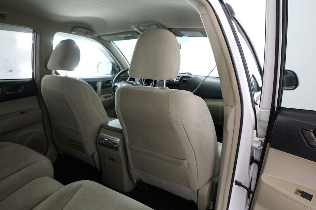 Toyota Highlander FWD 4dr V6 Base (Natl) 2011