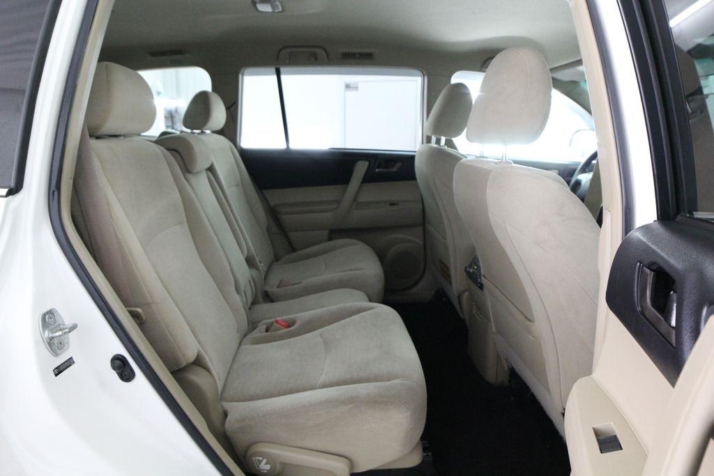 Toyota Highlander FWD 4dr V6 Base (Natl) 2011