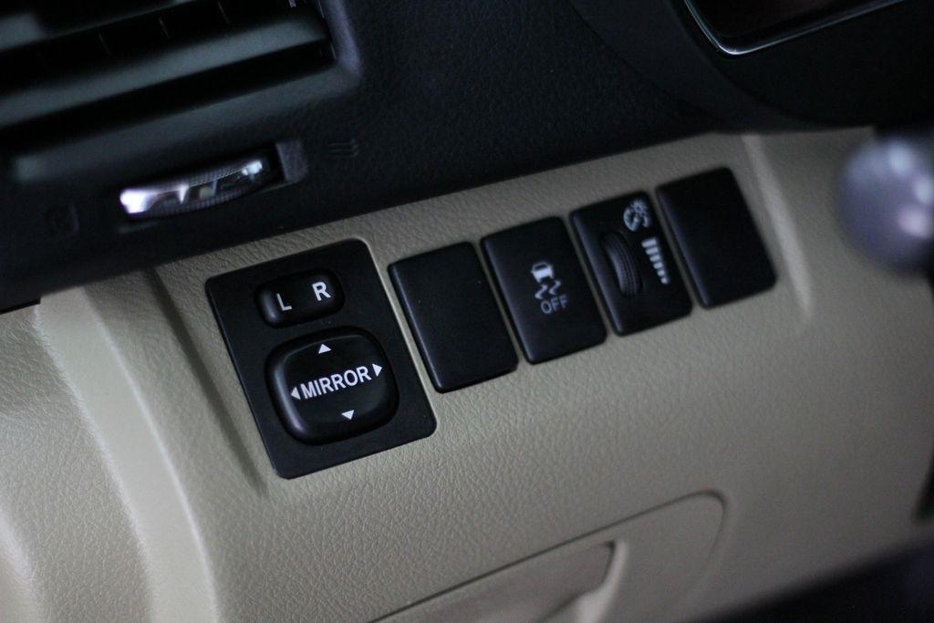 Toyota Highlander FWD 4dr V6 Base (Natl) 2011