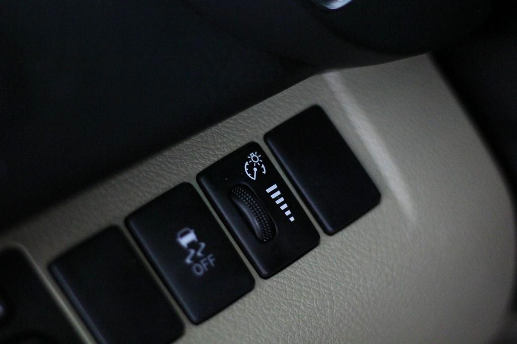Toyota Highlander FWD 4dr V6 Base (Natl) 2011
