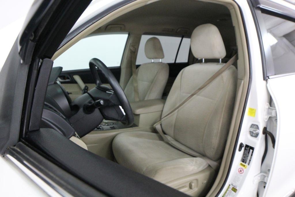 Toyota Highlander FWD 4dr V6 Base (Natl) 2011