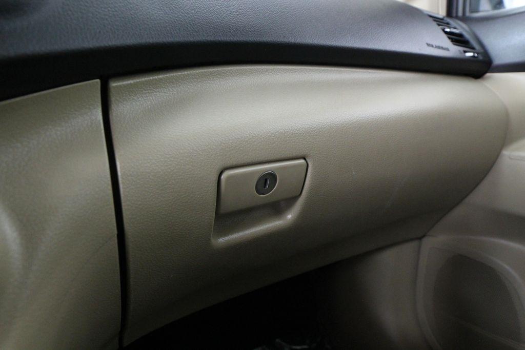 Toyota Highlander FWD 4dr V6 Base (Natl) 2011