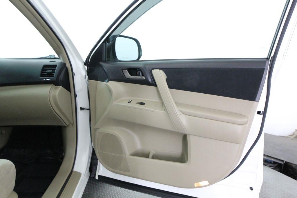 Toyota Highlander FWD 4dr V6 Base (Natl) 2011