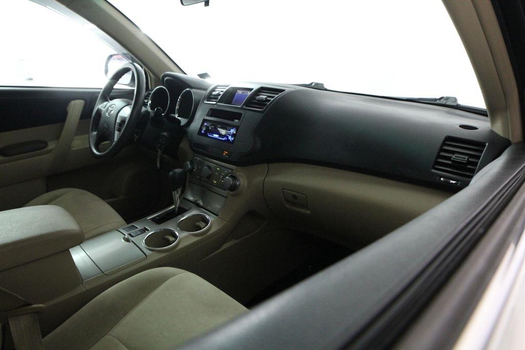 Toyota Highlander FWD 4dr V6 Base (Natl) 2011