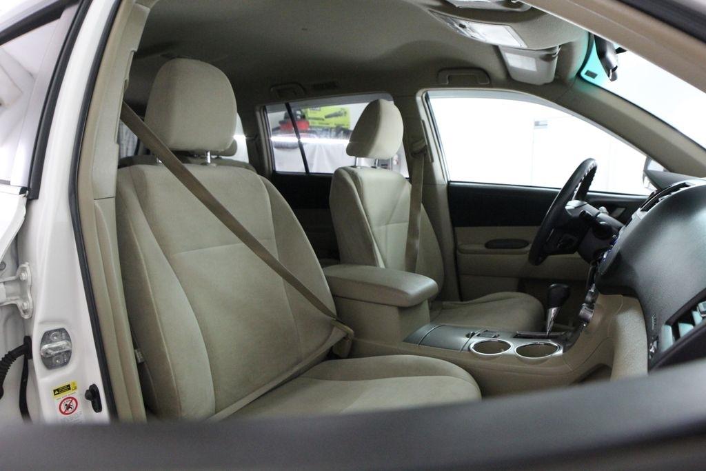 Toyota Highlander FWD 4dr V6 Base (Natl) 2011