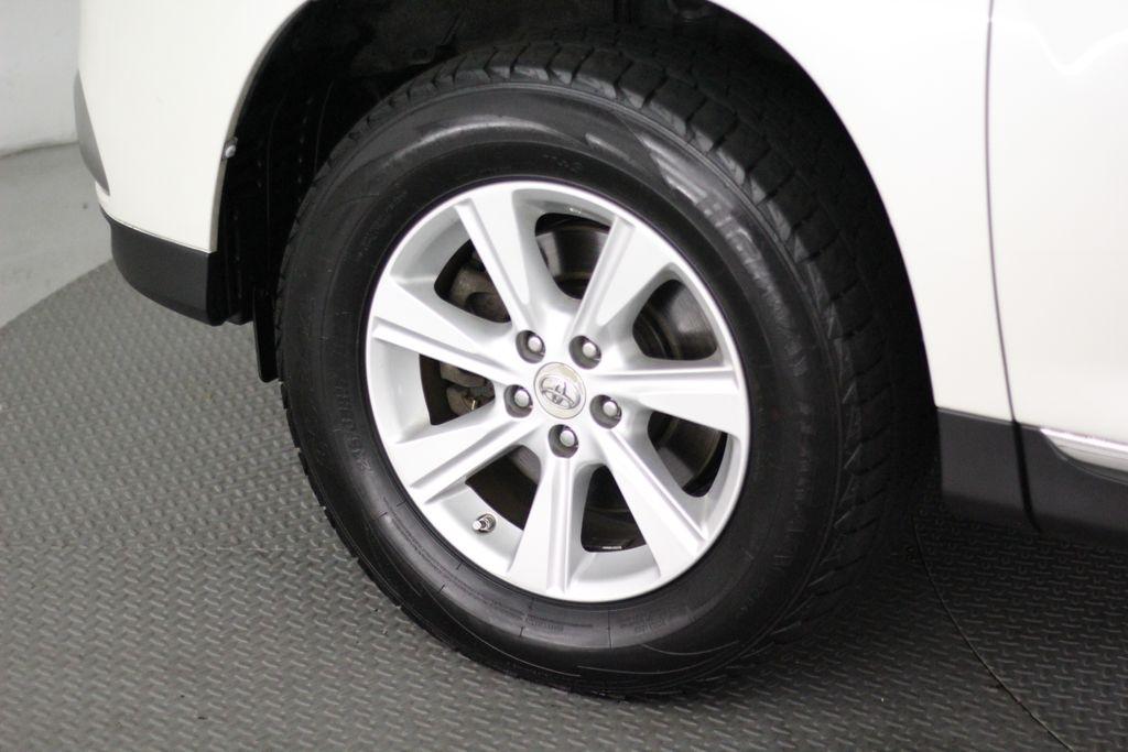 Toyota Highlander FWD 4dr V6 Base (Natl) 2011
