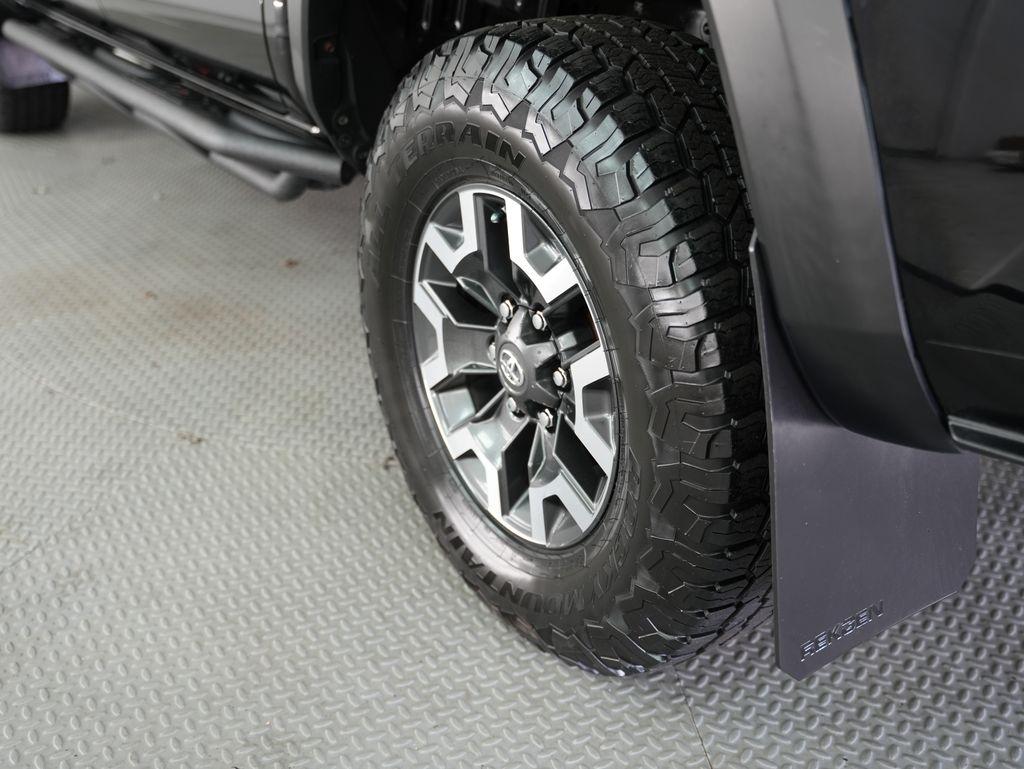 Toyota Tacoma TRD Off Road Double Cab 5' Bed V6 4x4 MT (Natl) 2018
