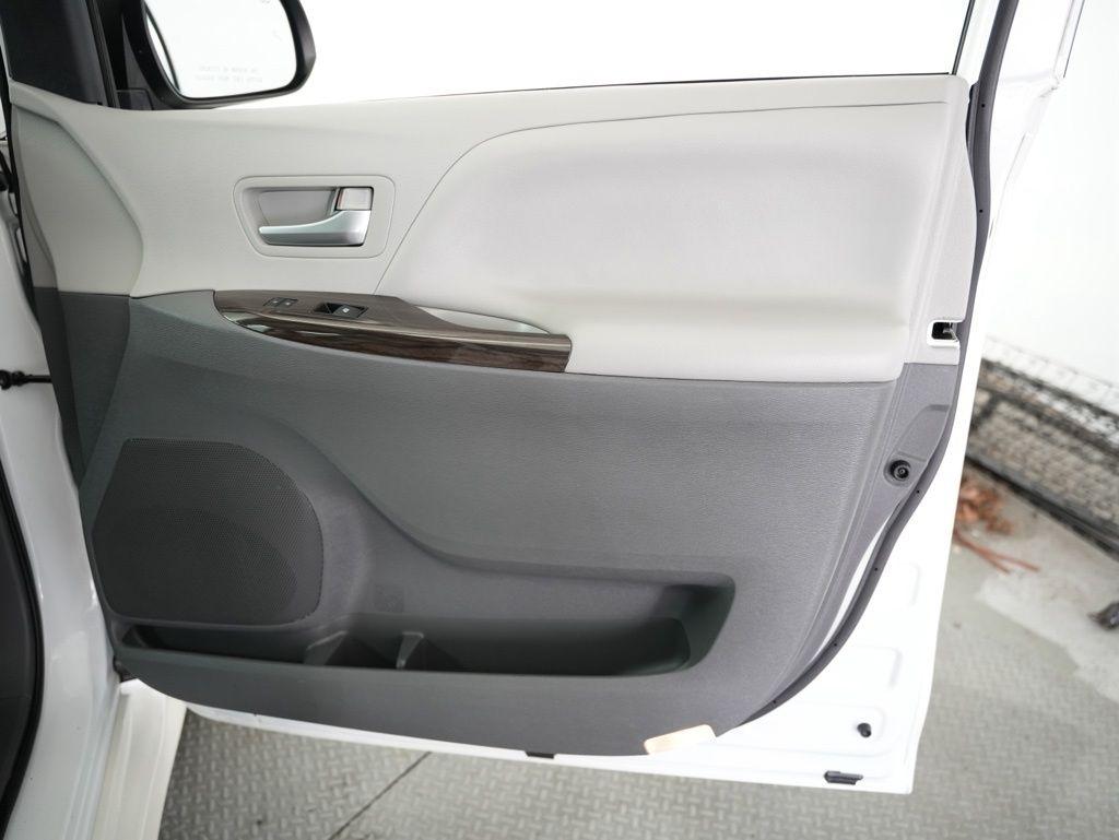 Toyota Sienna XLE Auto Access Seat FWD 7-Passenger (Natl) 2020