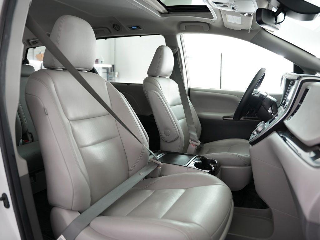 Toyota Sienna XLE Auto Access Seat FWD 7-Passenger (Natl) 2020