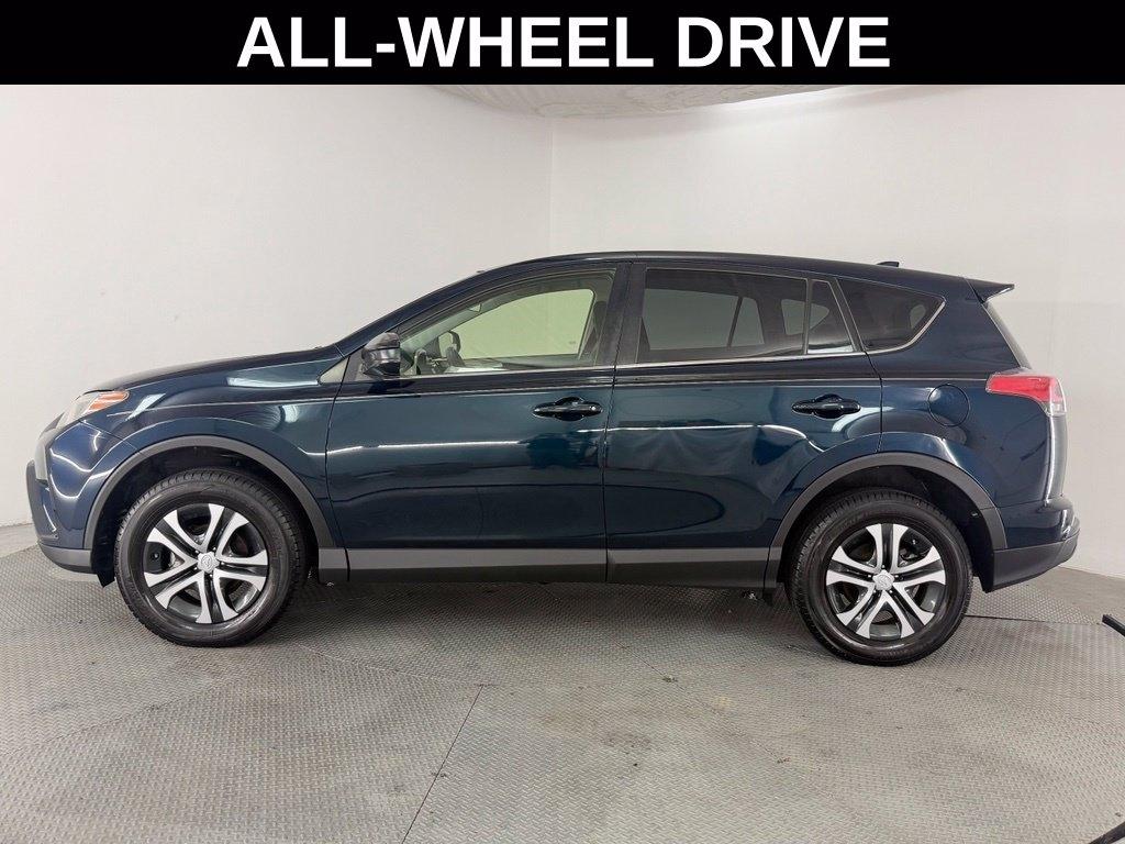 Toyota RAV4 LE AWD (Natl) 2018