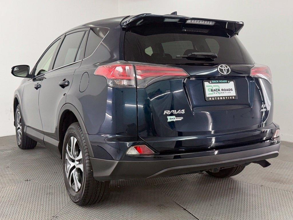 Toyota RAV4 LE AWD (Natl) 2018