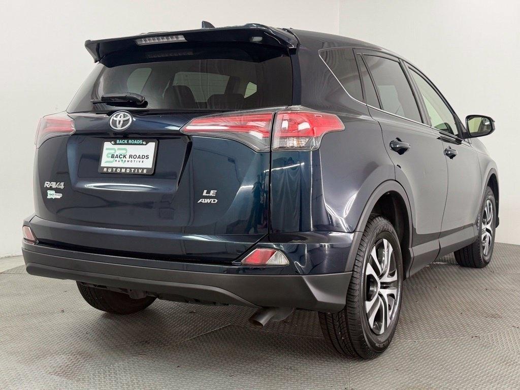 Toyota RAV4 LE AWD (Natl) 2018