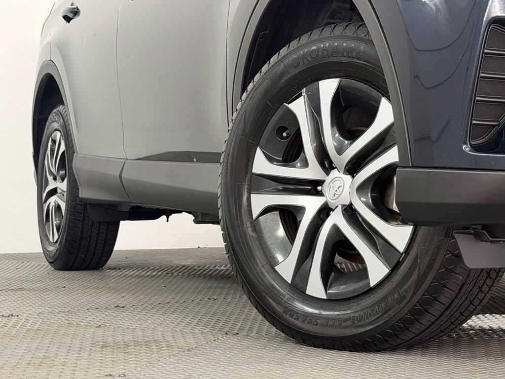 Toyota RAV4 LE AWD (Natl) 2018