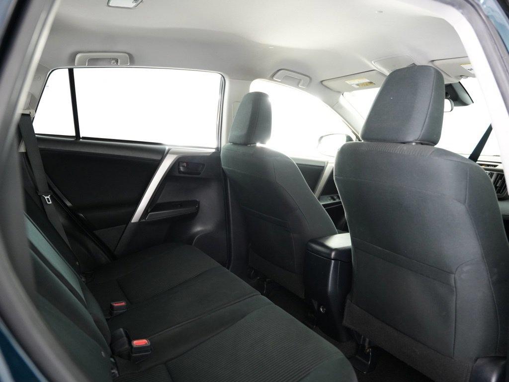Toyota RAV4 LE AWD (Natl) 2018