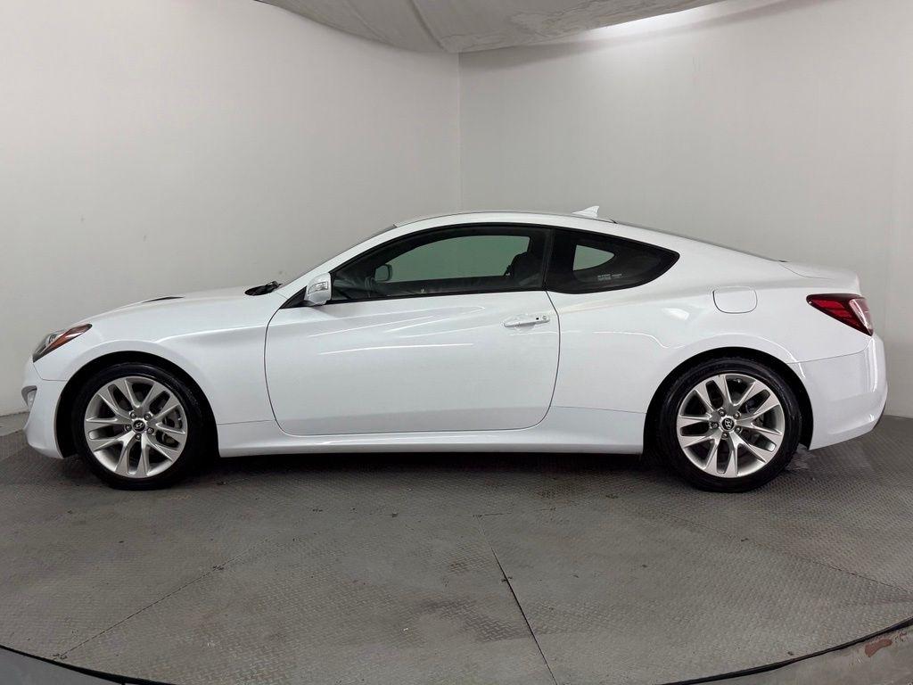 Hyundai Genesis Coupe 2dr 3.8L Man Base w/Black Seats 2015