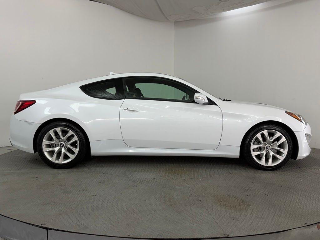Hyundai Genesis Coupe 2dr 3.8L Man Base w/Black Seats 2015