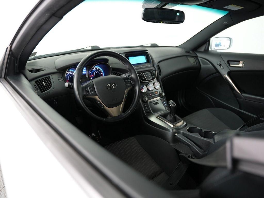 Hyundai Genesis Coupe 2dr 3.8L Man Base w/Black Seats 2015