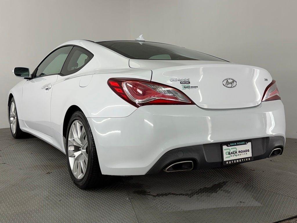 Hyundai Genesis Coupe 2dr 3.8L Man Base w/Black Seats 2015