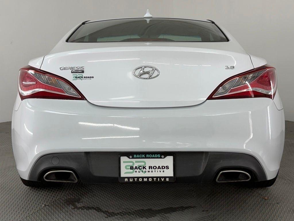 Hyundai Genesis Coupe 2dr 3.8L Man Base w/Black Seats 2015