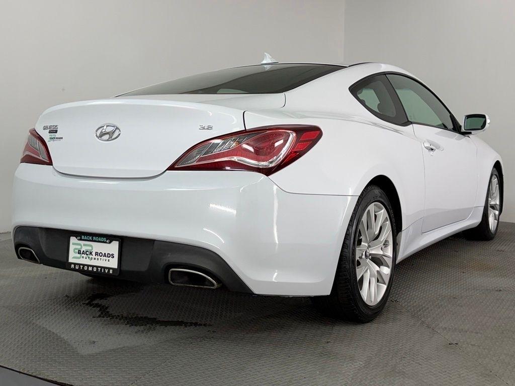 Hyundai Genesis Coupe 2dr 3.8L Man Base w/Black Seats 2015
