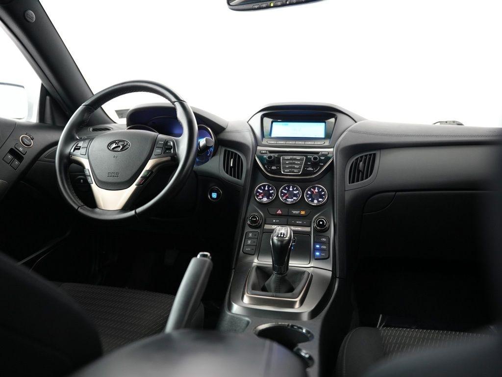 Hyundai Genesis Coupe 2dr 3.8L Man Base w/Black Seats 2015