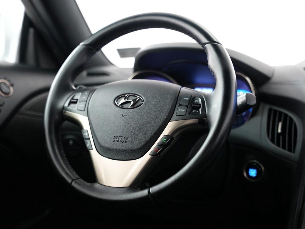 Hyundai Genesis Coupe 2dr 3.8L Man Base w/Black Seats 2015