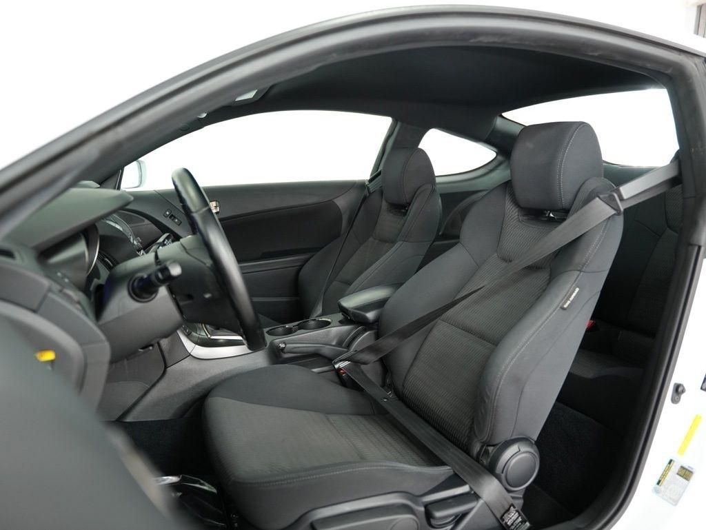 Hyundai Genesis Coupe 2dr 3.8L Man Base w/Black Seats 2015