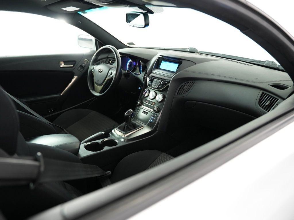 Hyundai Genesis Coupe 2dr 3.8L Man Base w/Black Seats 2015