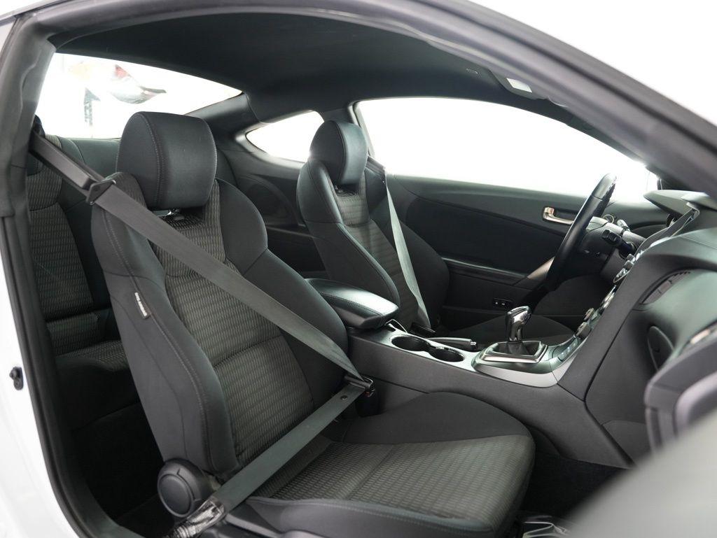 Hyundai Genesis Coupe 2dr 3.8L Man Base w/Black Seats 2015