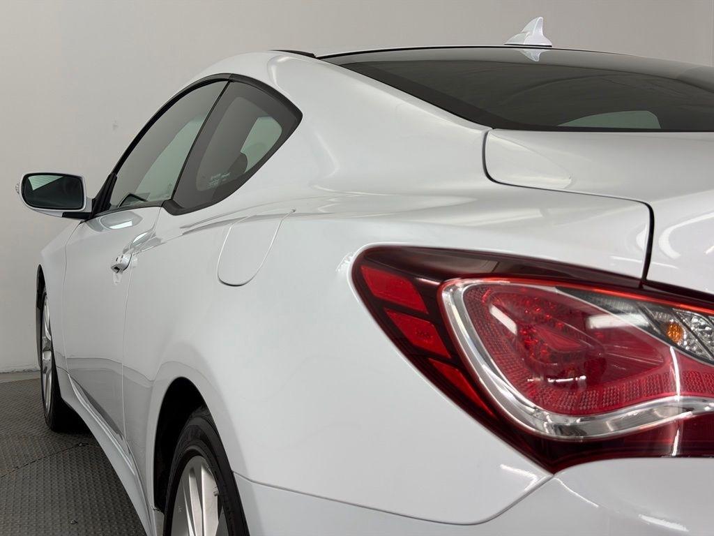 Hyundai Genesis Coupe 2dr 3.8L Man Base w/Black Seats 2015