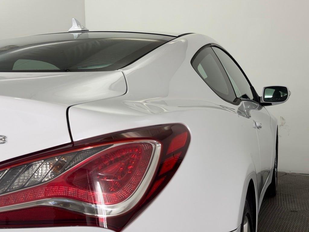Hyundai Genesis Coupe 2dr 3.8L Man Base w/Black Seats 2015