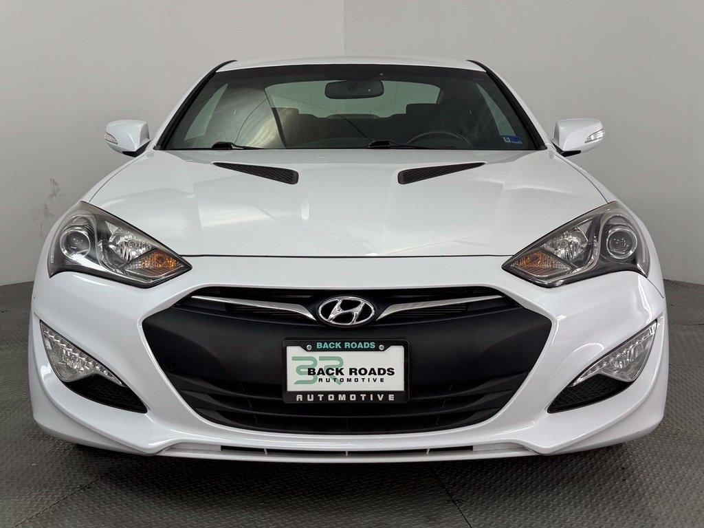 Hyundai Genesis Coupe 2dr 3.8L Man Base w/Black Seats 2015