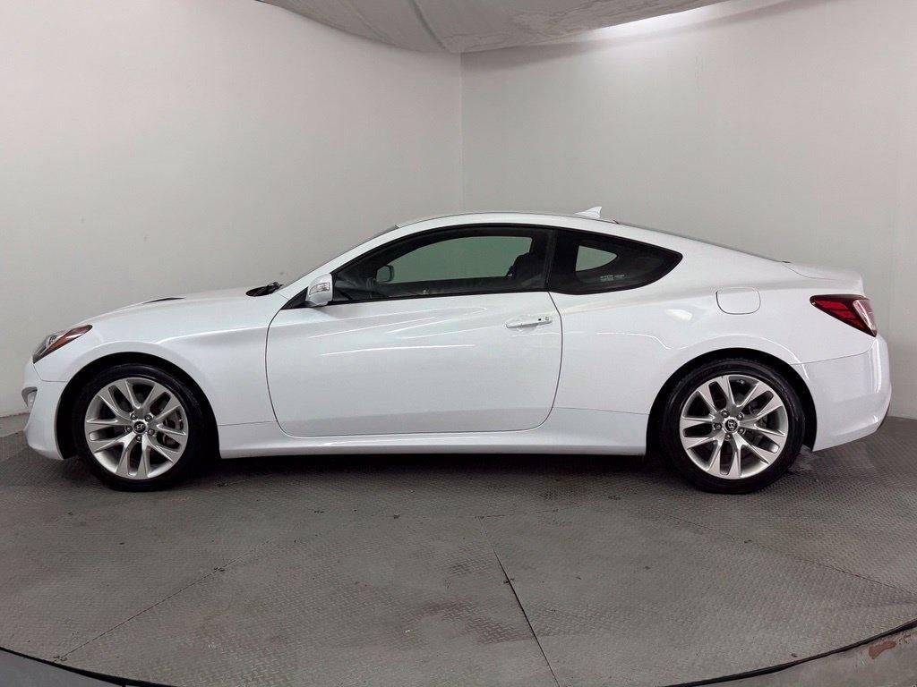 Hyundai Genesis Coupe 2dr 3.8L Man Base w/Black Seats 2015