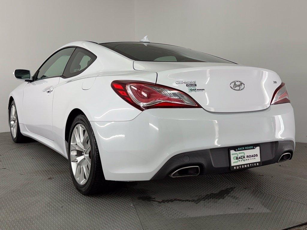 Hyundai Genesis Coupe 2dr 3.8L Man Base w/Black Seats 2015