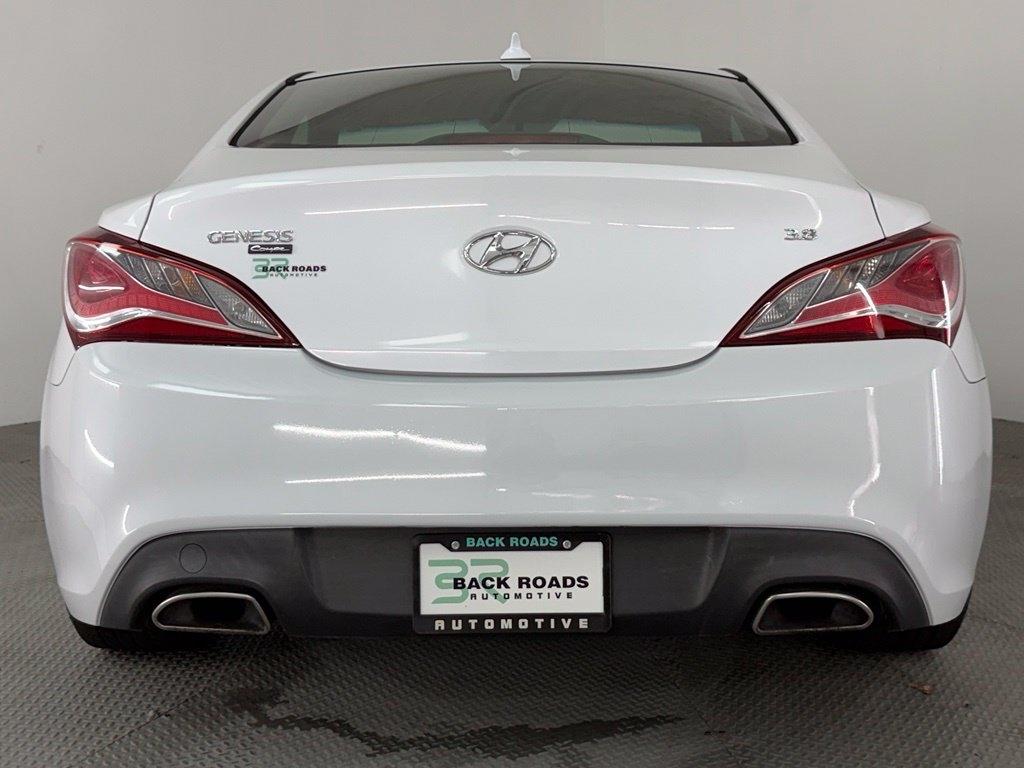 Hyundai Genesis Coupe 2dr 3.8L Man Base w/Black Seats 2015