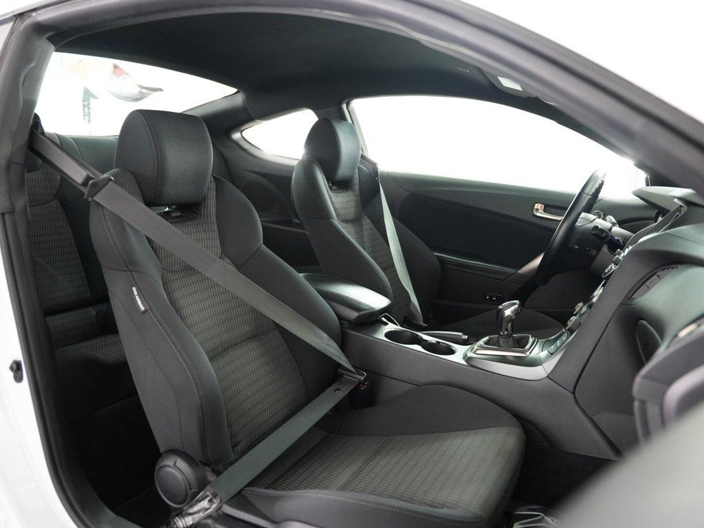Hyundai Genesis Coupe 2dr 3.8L Man Base w/Black Seats 2015