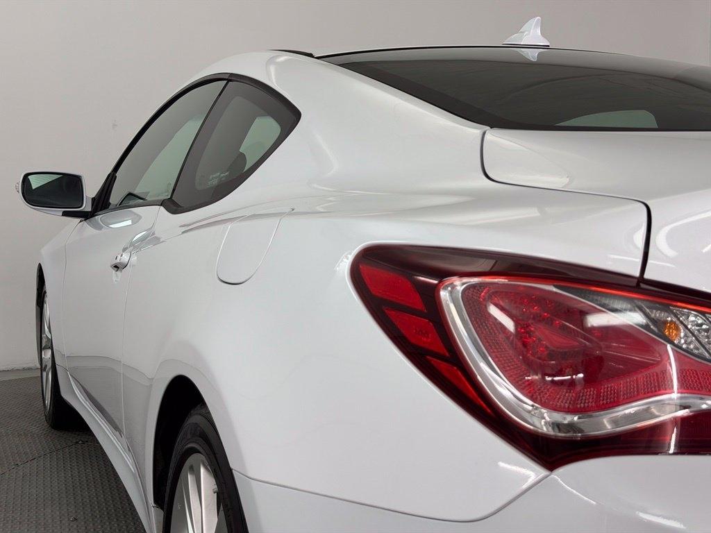 Hyundai Genesis Coupe 2dr 3.8L Man Base w/Black Seats 2015