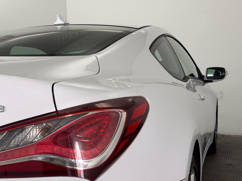 Hyundai Genesis Coupe 2dr 3.8L Man Base w/Black Seats 2015