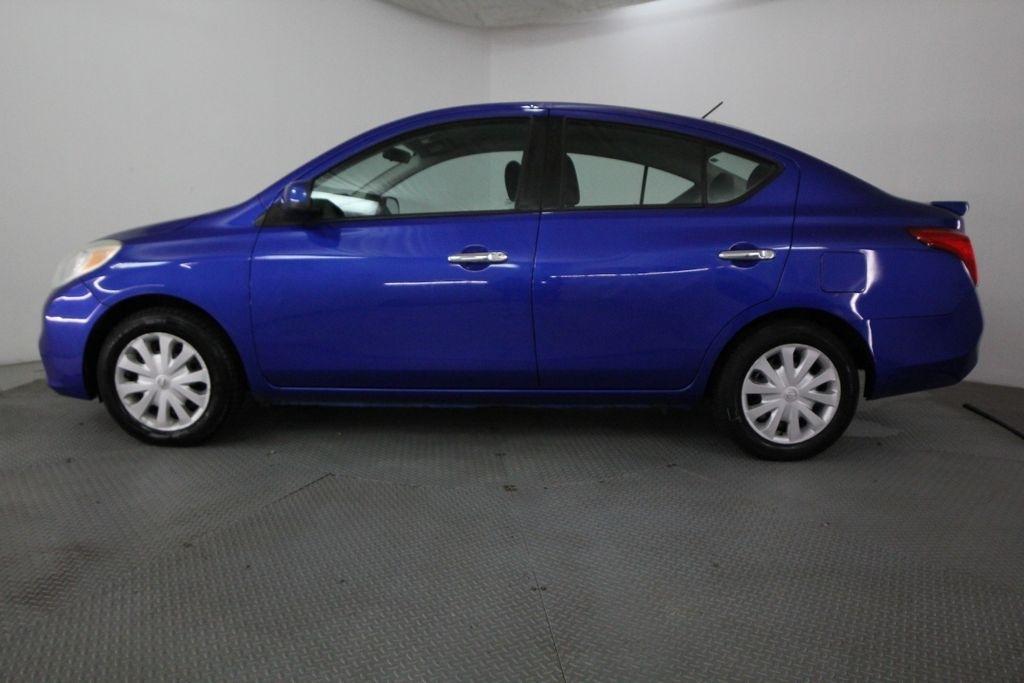 Nissan Versa 4dr Sdn CVT 1.6 SV 2013