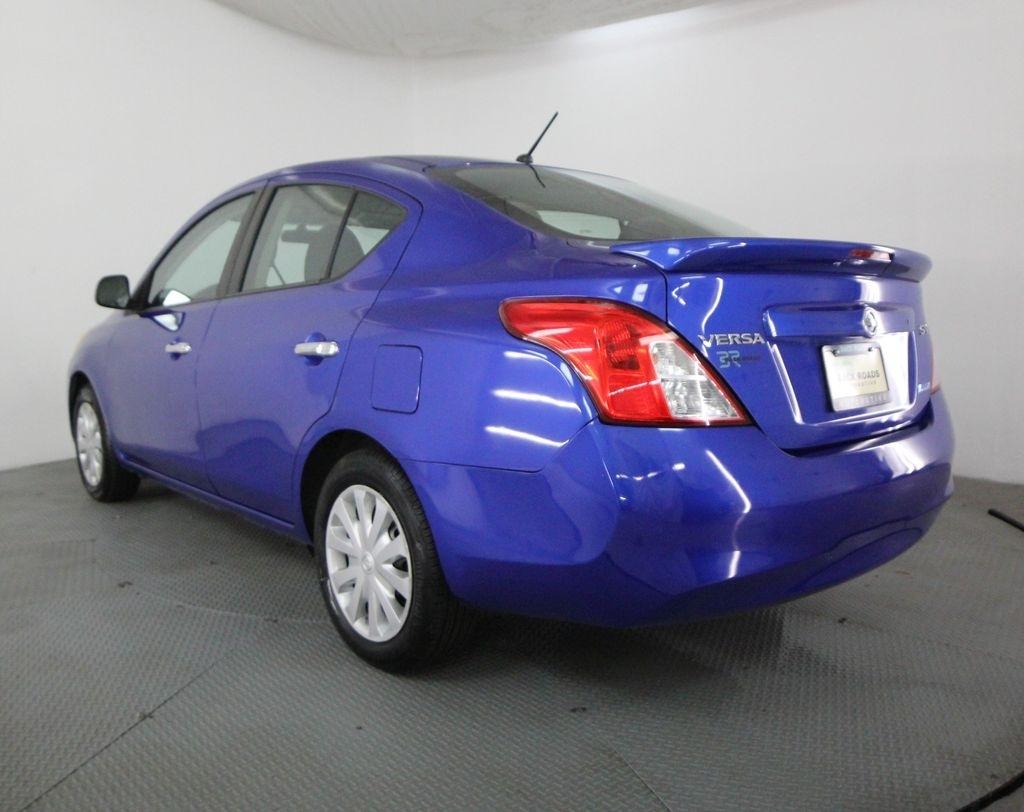 Nissan Versa 4dr Sdn CVT 1.6 SV 2013