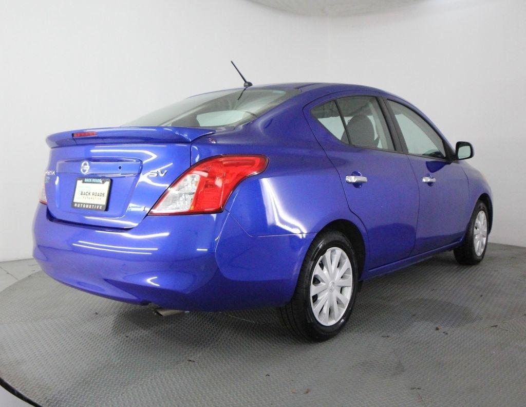 Nissan Versa 4dr Sdn CVT 1.6 SV 2013