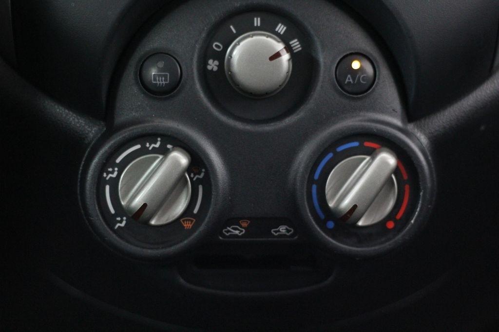 Nissan Versa 4dr Sdn CVT 1.6 SV 2013