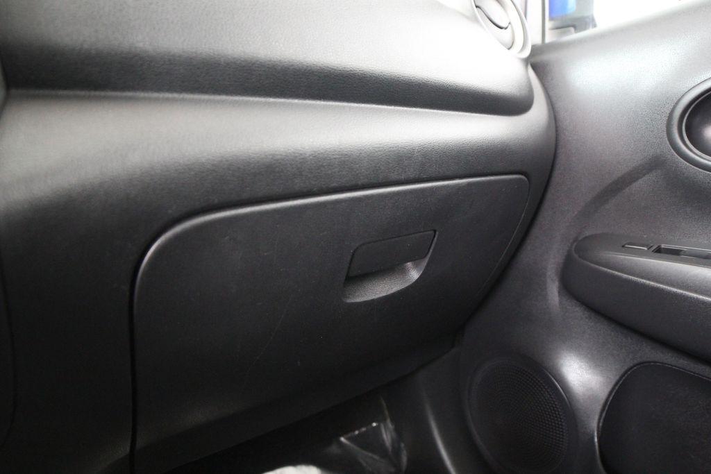 Nissan Versa 4dr Sdn CVT 1.6 SV 2013